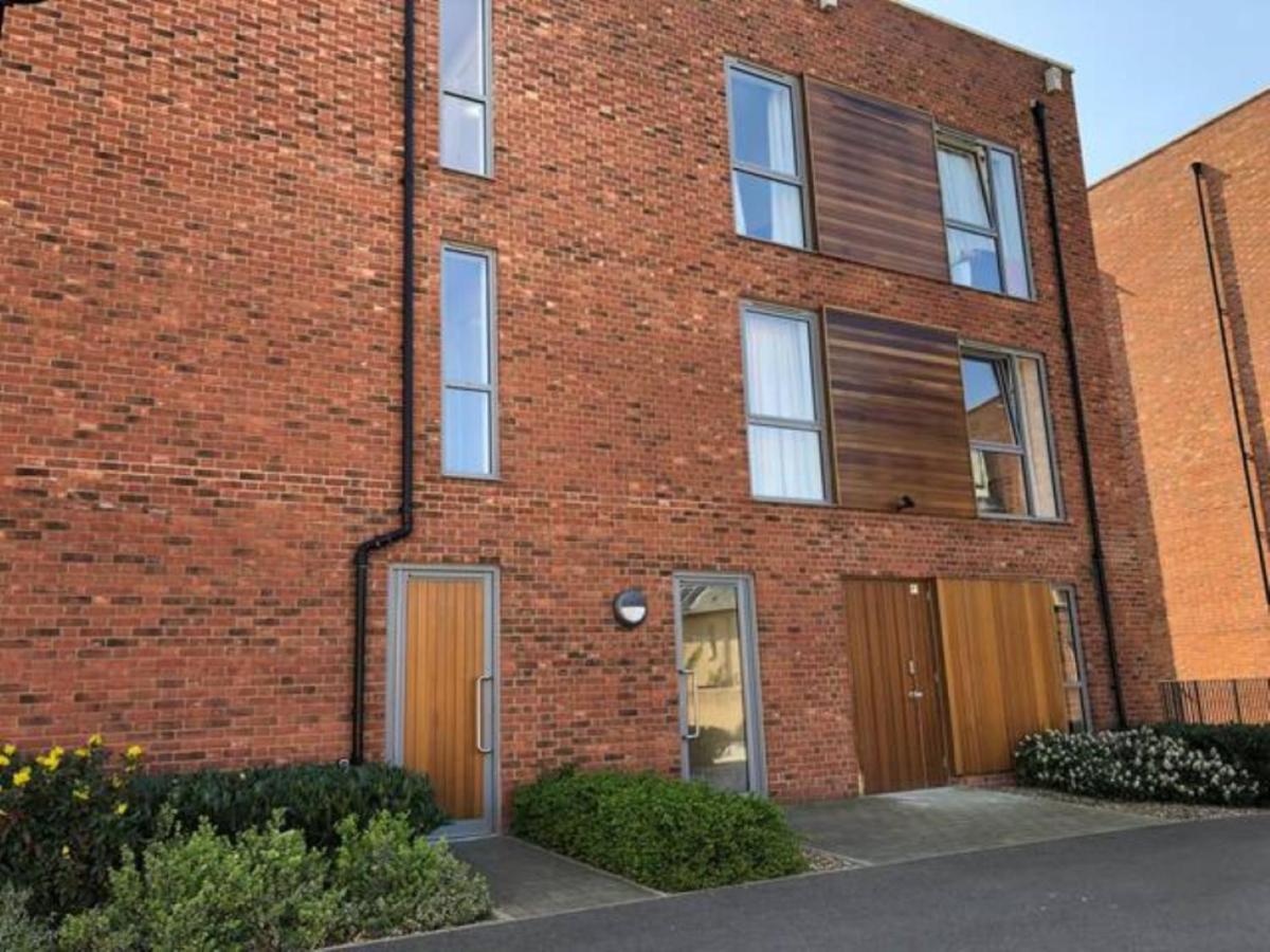 Contemporary Trumpington: Modern With Parking, Terrace & Hospital Proximity Apartment