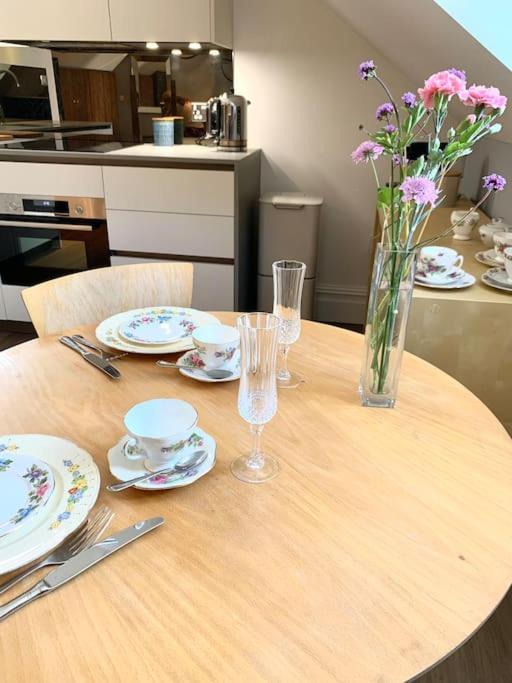 Scholar's Loft - Cosy & Close To Apartment