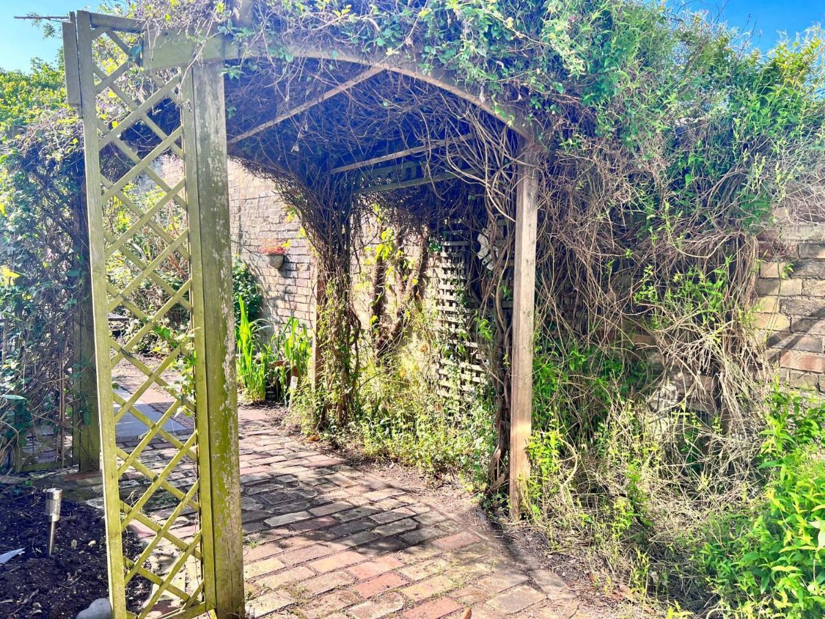 Quirky 2 Bed House, Sleeps 5, Near City Centre With Summer House, Garden & Parking Work Contractor Leisure - Topaz * Cambridge (Cambridgeshire)