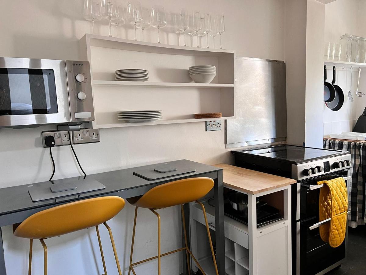 Quirky 2 Bed House, Sleeps 5, Near City Centre With Summer House, Garden & Parking Work Contractor Leisure - Topaz * Cambridge (Cambridgeshire)