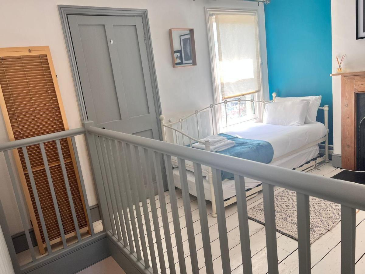 Holiday home Quirky 2 Bed House, Sleeps 5, Near City Centre With Summer House, Garden & Parking Work Contractor Leisure - Topaz Cambridge (Cambridgeshire)