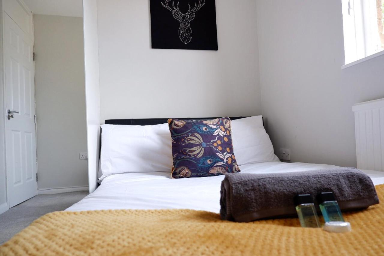 Holiday home Comfortable 4-bed House With 3 Bathrooms, Free Parking! *
