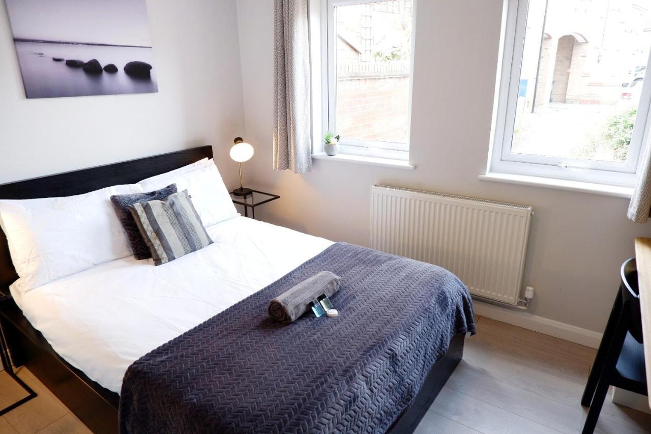 Comfortable 4-bed House With 3 Bathrooms, Free Parking!