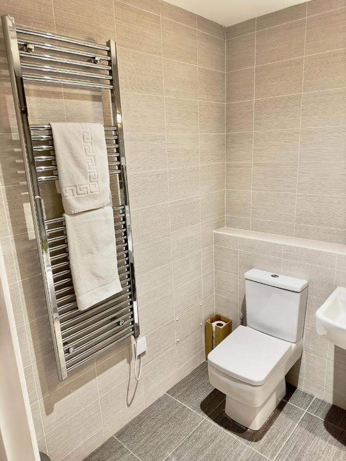 Bed & Breakfast Koala & Tree - Modern 1 Bed For 4 Guests In The Heart Of - Short Lets & Serviced