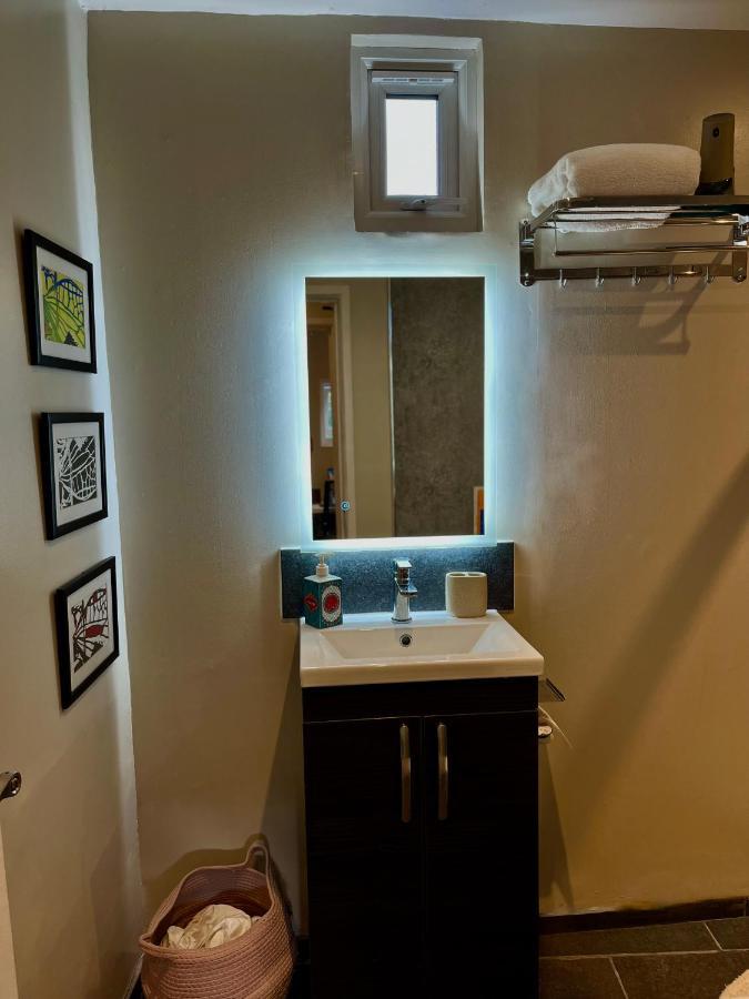 Modern, Gr Floor 1 Bed, Bathroom, Garden & Private Entry With Free Parking