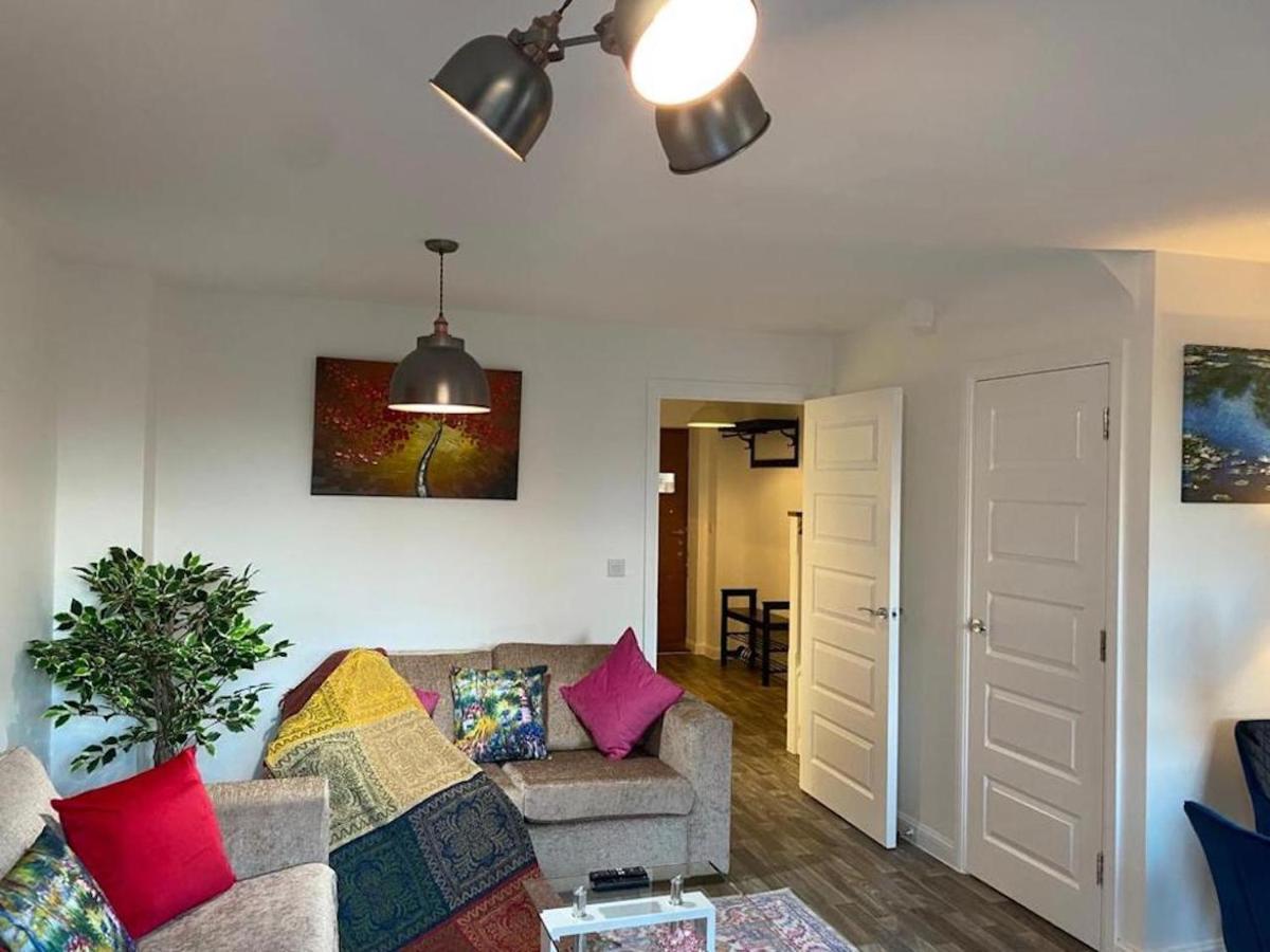Cozy Garden Retreat: 4-bed Near Hospitals Apartment *