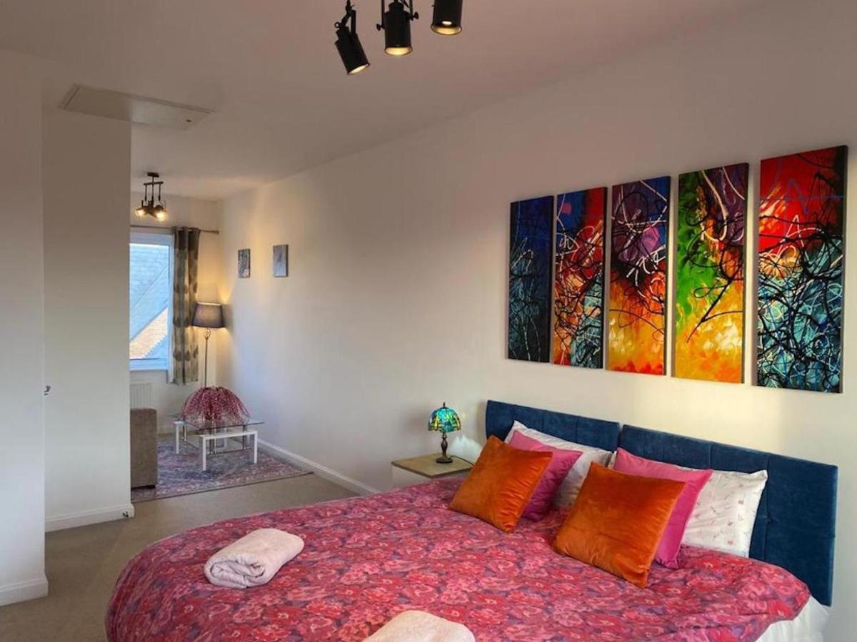 Cozy Garden Retreat: 4-bed Near Hospitals Apartment *