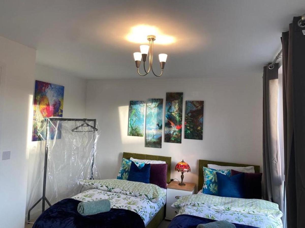 Cozy Garden Retreat: 4-bed Near Hospitals Apartment *