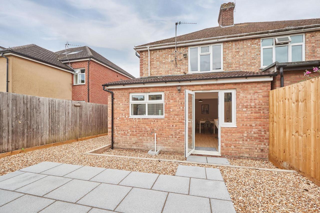 Elfleda - Modern 5 Bedroom House With Parking