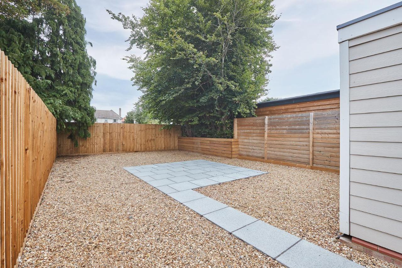 Elfleda - Modern 5 Bedroom House With Parking Holiday home