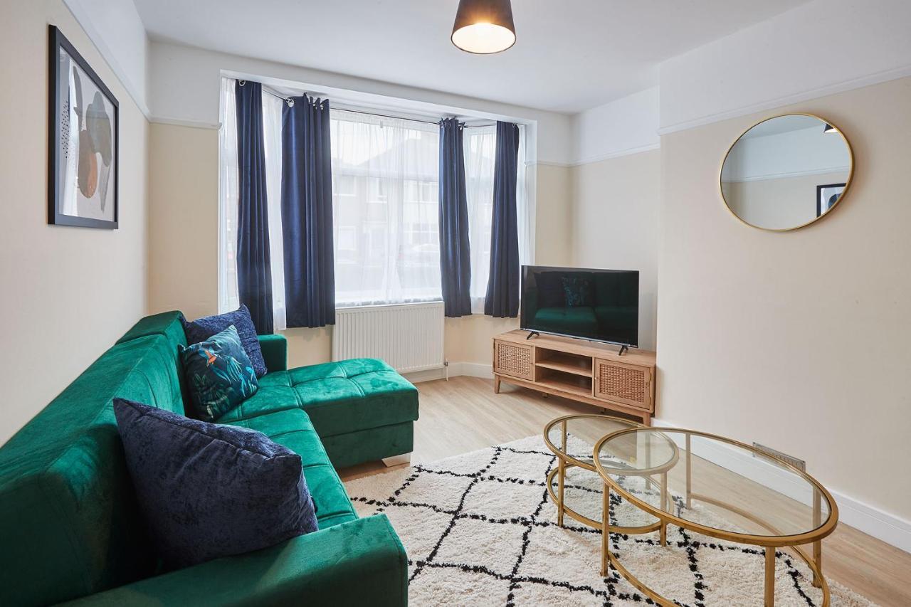 Elfleda - Modern 5 Bedroom House With Parking