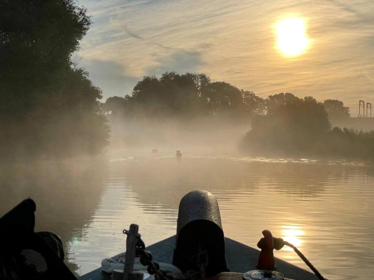 Botel Narrowboats - Beautiful New Moon Narrowboat Cambridge (Cambridgeshire)