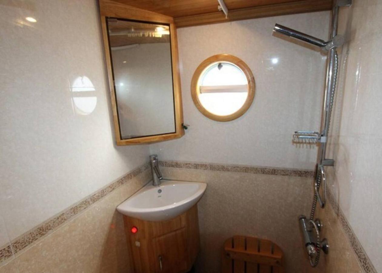 Narrowboats - Beautiful New Moon Narrowboat Botel