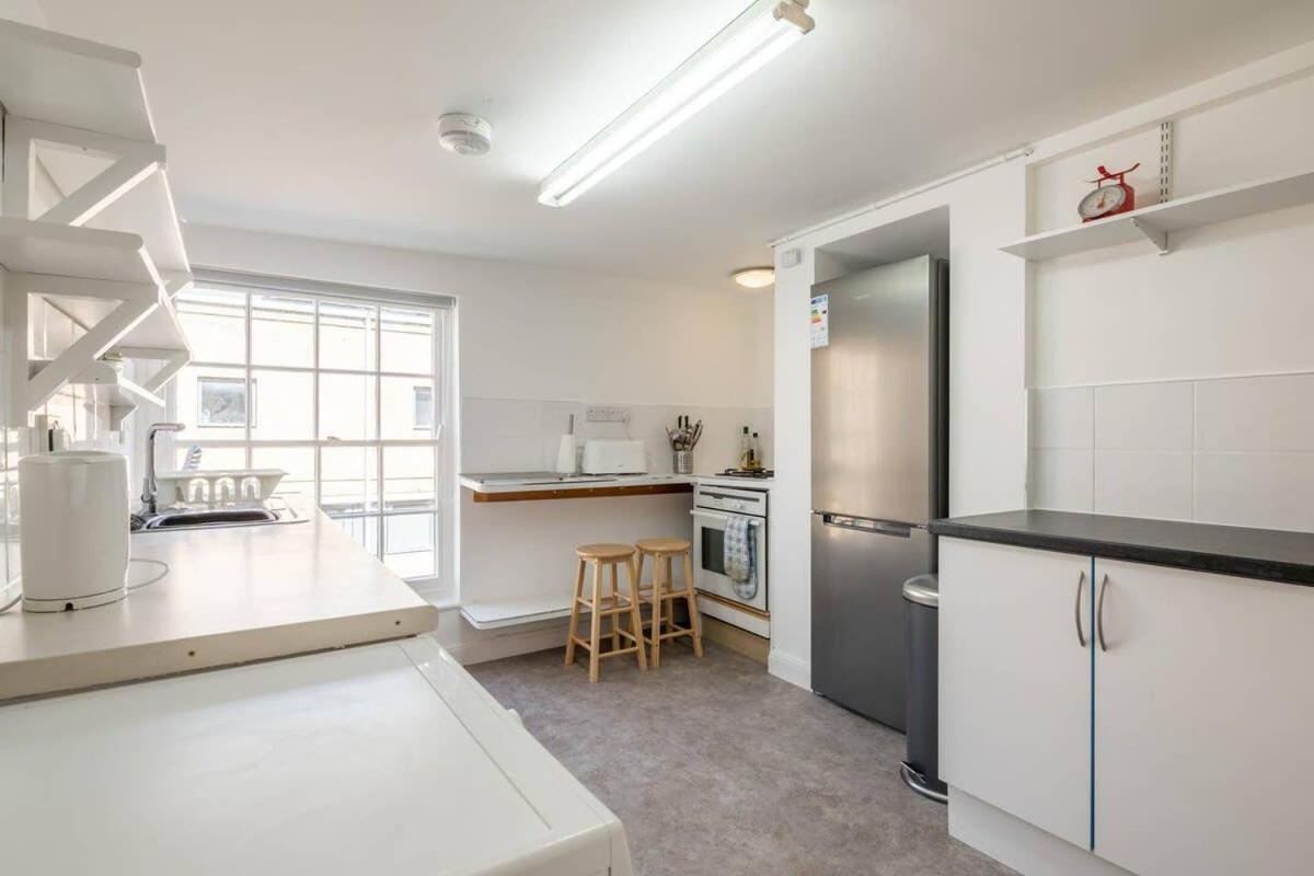 Spacious 3 Bedroom Flat In Heart Of City Centre *