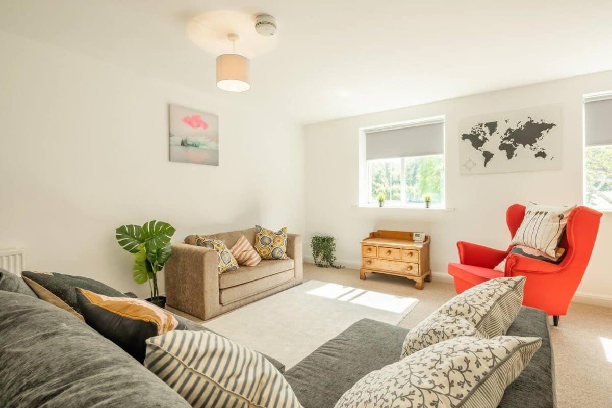 Spacious 3 Bedroom Flat In Heart Of City Centre *