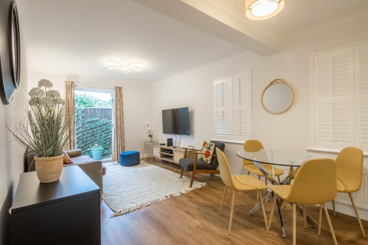 Lovely 1 Bed With Free Parking & Garden Holiday home *