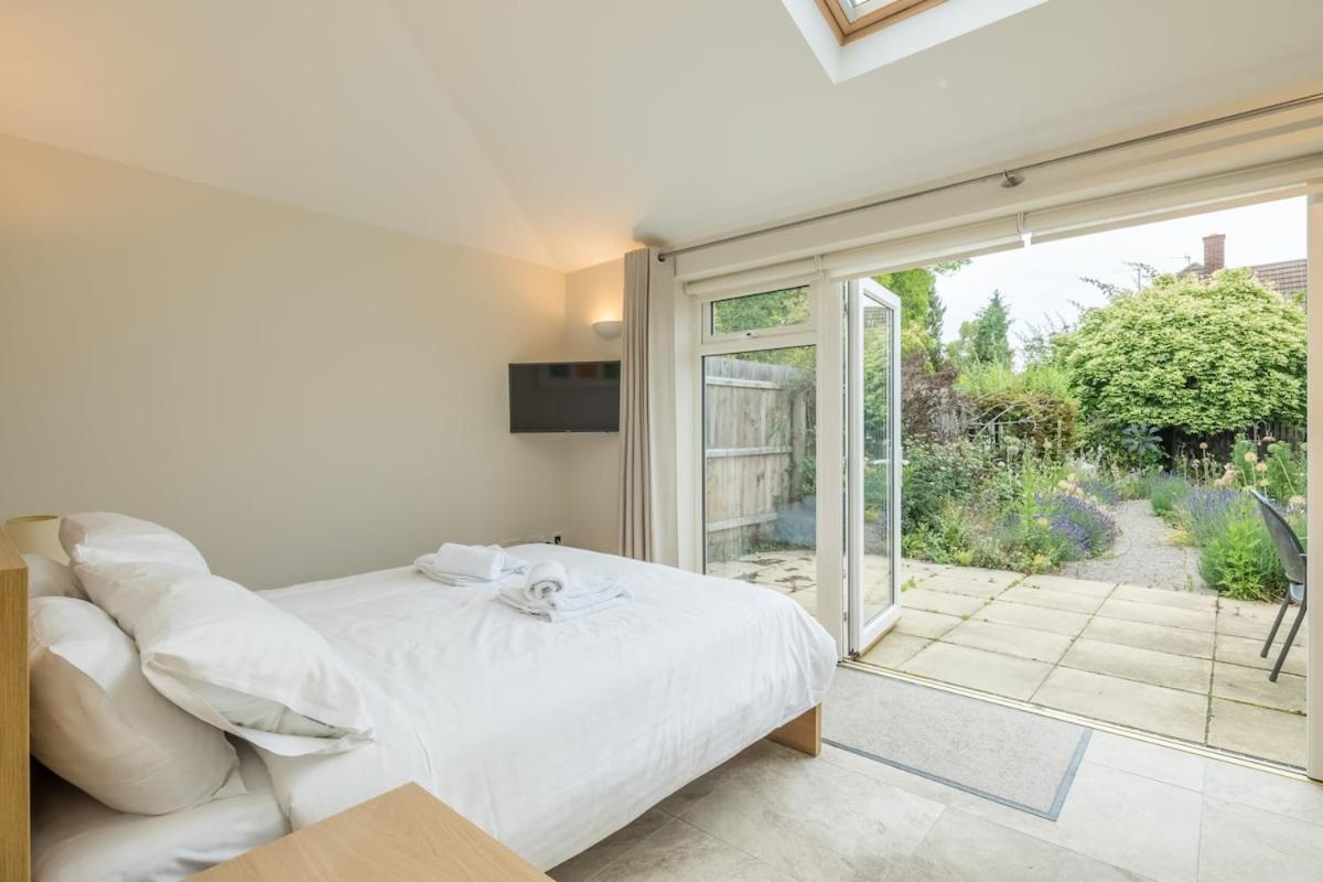 Large 4 Bedroom With Garden And Free Parking