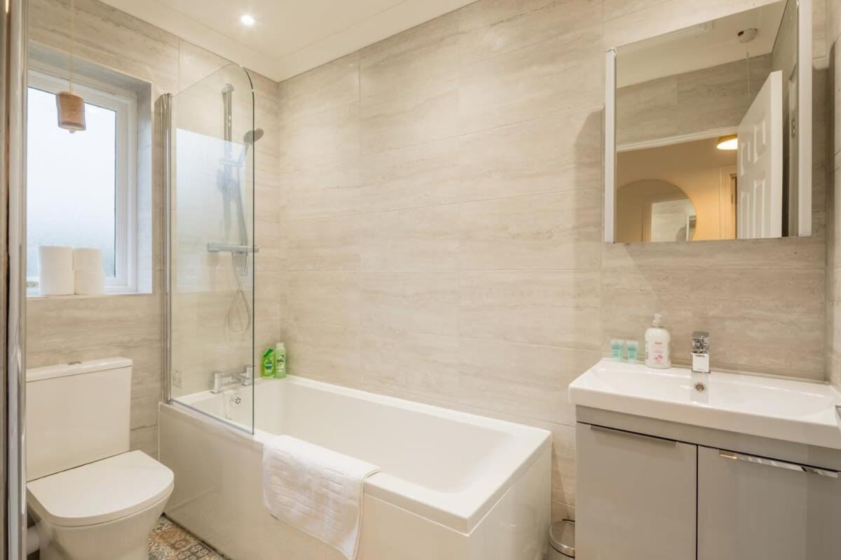 Lovely 1 Bed With Free Parking & Garden *