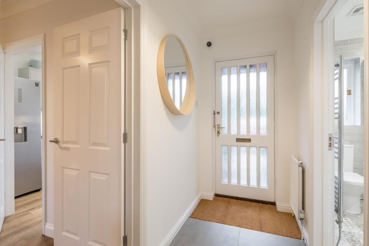 Lovely 1 Bed With Free Parking & Garden