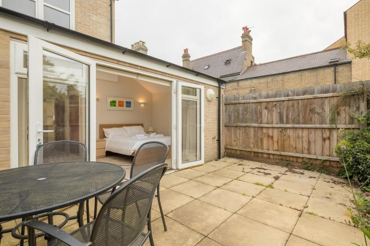 Holiday home Large 4 Bedroom With Garden And Free Parking *