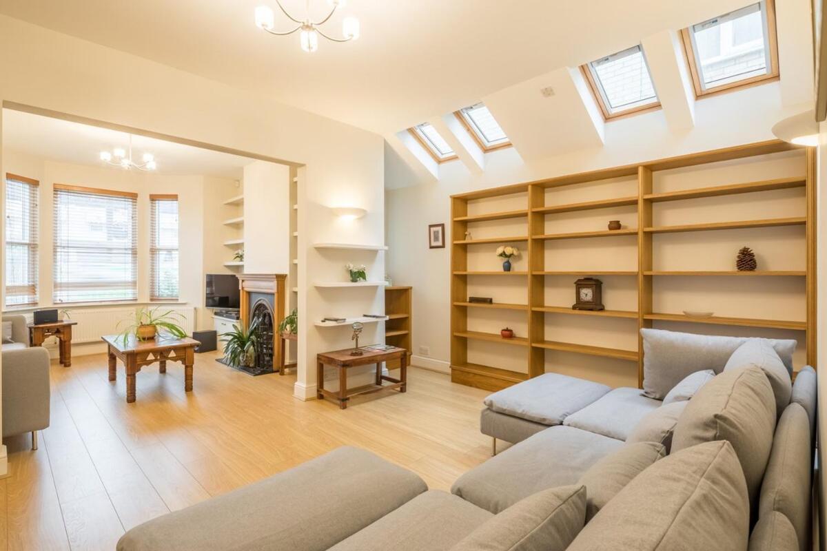 Large 4 Bedroom With Garden And Free Parking *