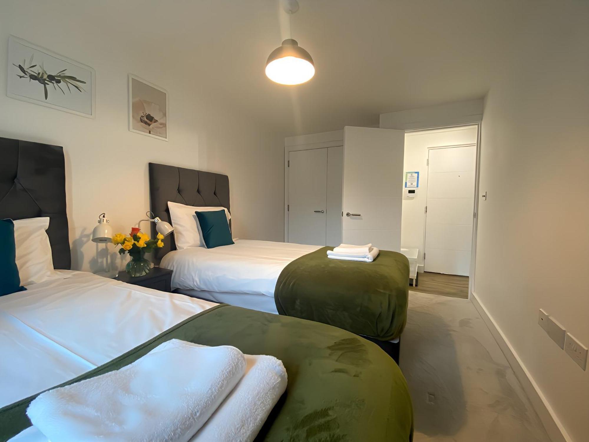 Apartment Riverside With 2br Flats At The Centre-parking-balcony *