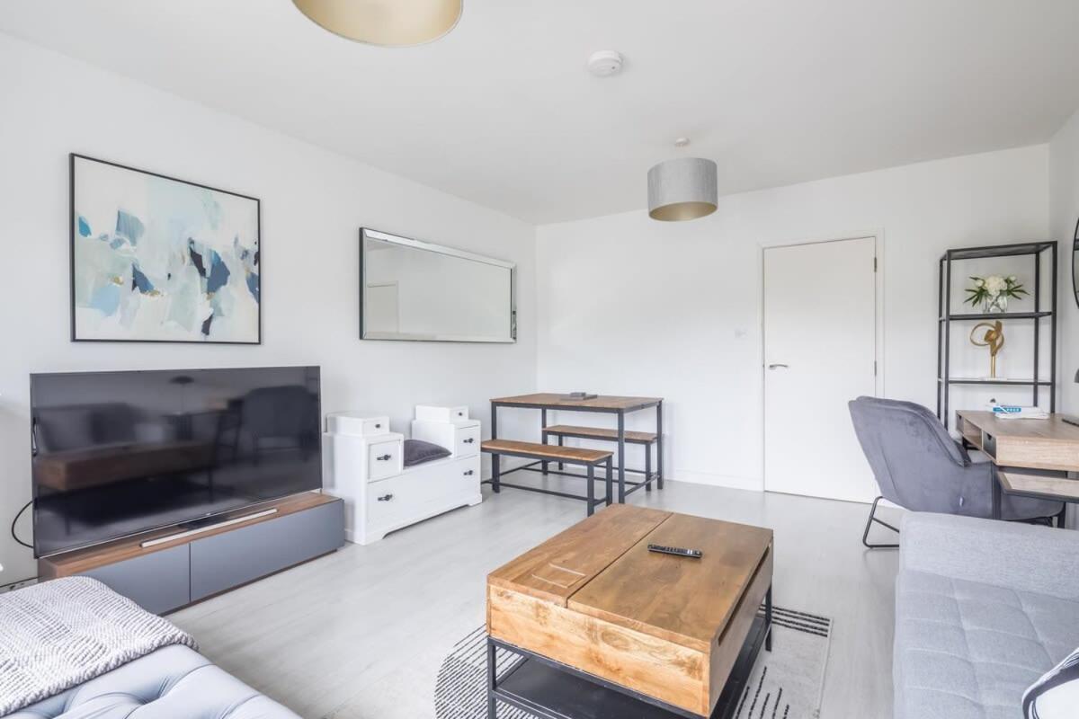 Lovely 2 Bedroom - Ideal Location Apartment