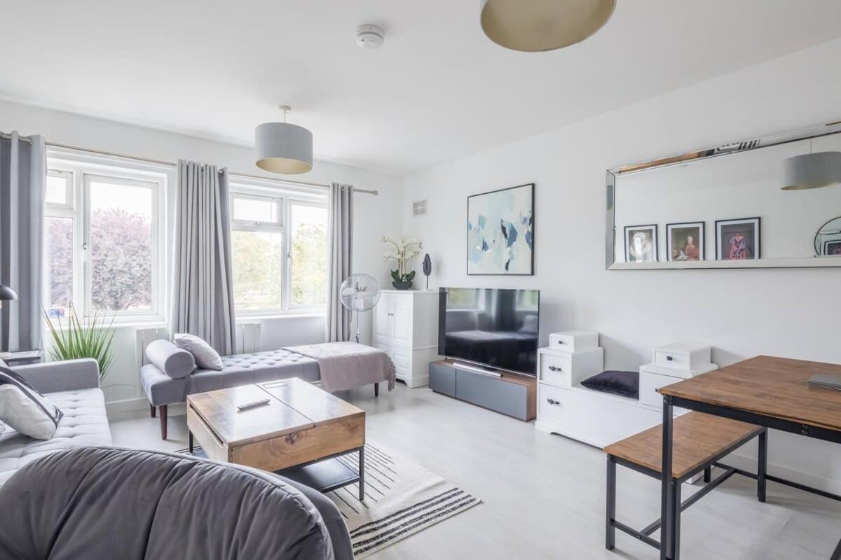Lovely 2 Bedroom - Ideal Location *