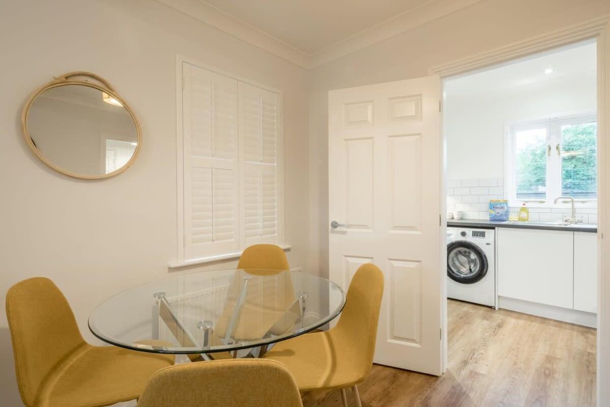 Lovely 1 Bed With Free Parking & Garden Holiday home *