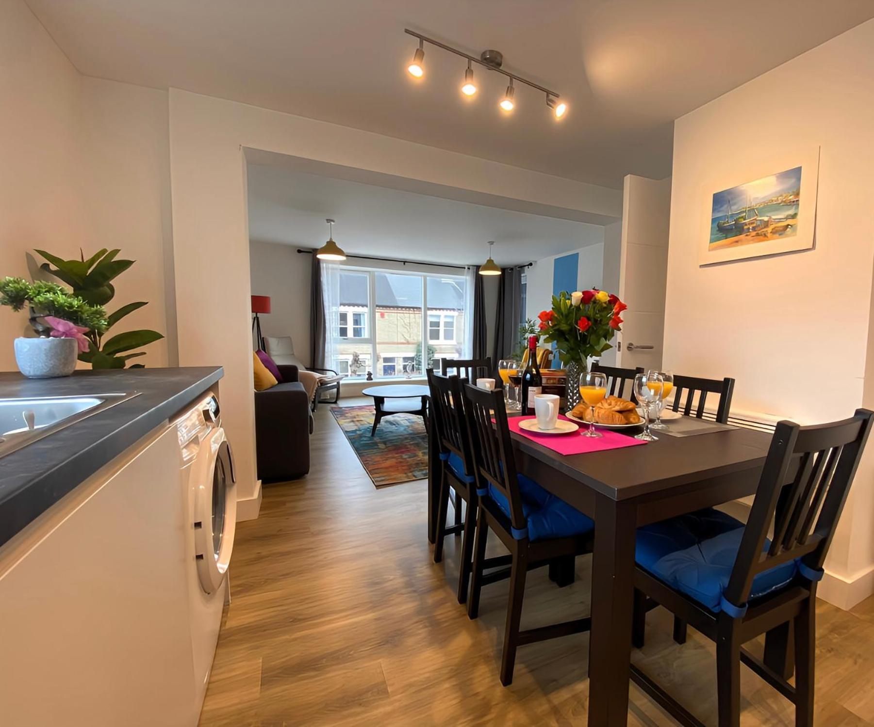Riverside With 2br Flats At The Centre-parking-balcony *
