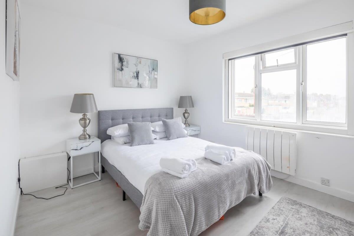 Apartment Lovely 2 Bedroom - Ideal Location *