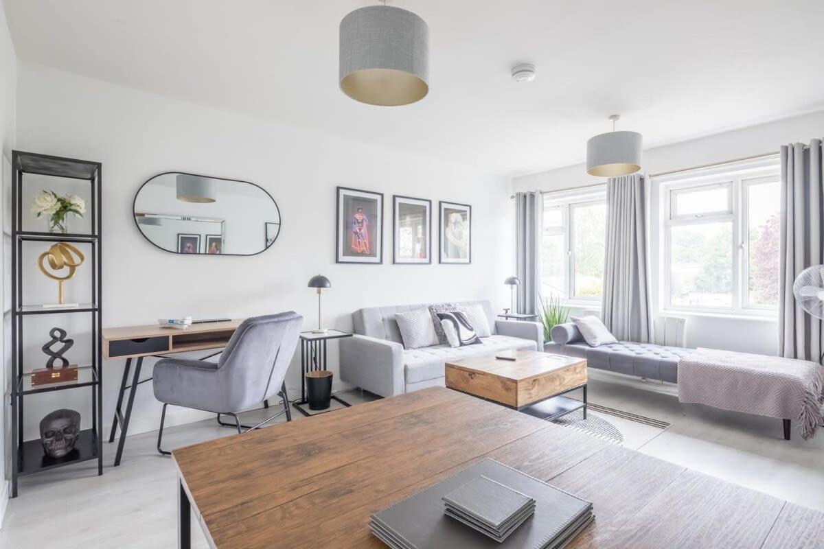 Lovely 2 Bedroom - Ideal Location
