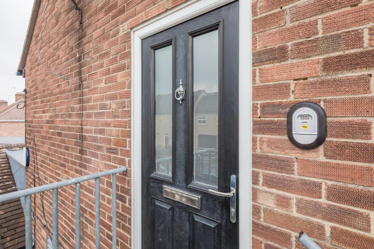 Lovely 2 Bedroom - Ideal Location Apartment