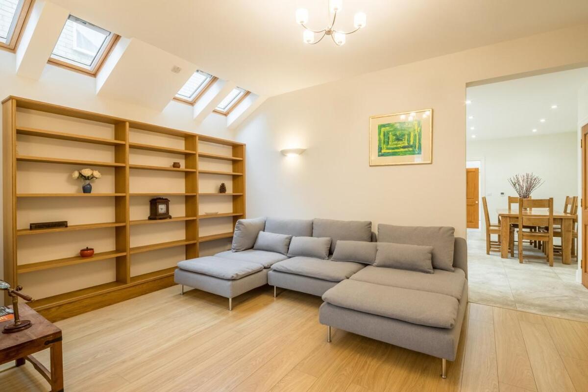 Holiday home Large 4 Bedroom With Garden And Free Parking