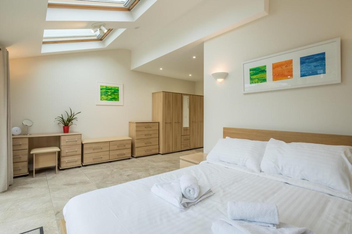 Large 4 Bedroom With Garden And Free Parking Holiday home