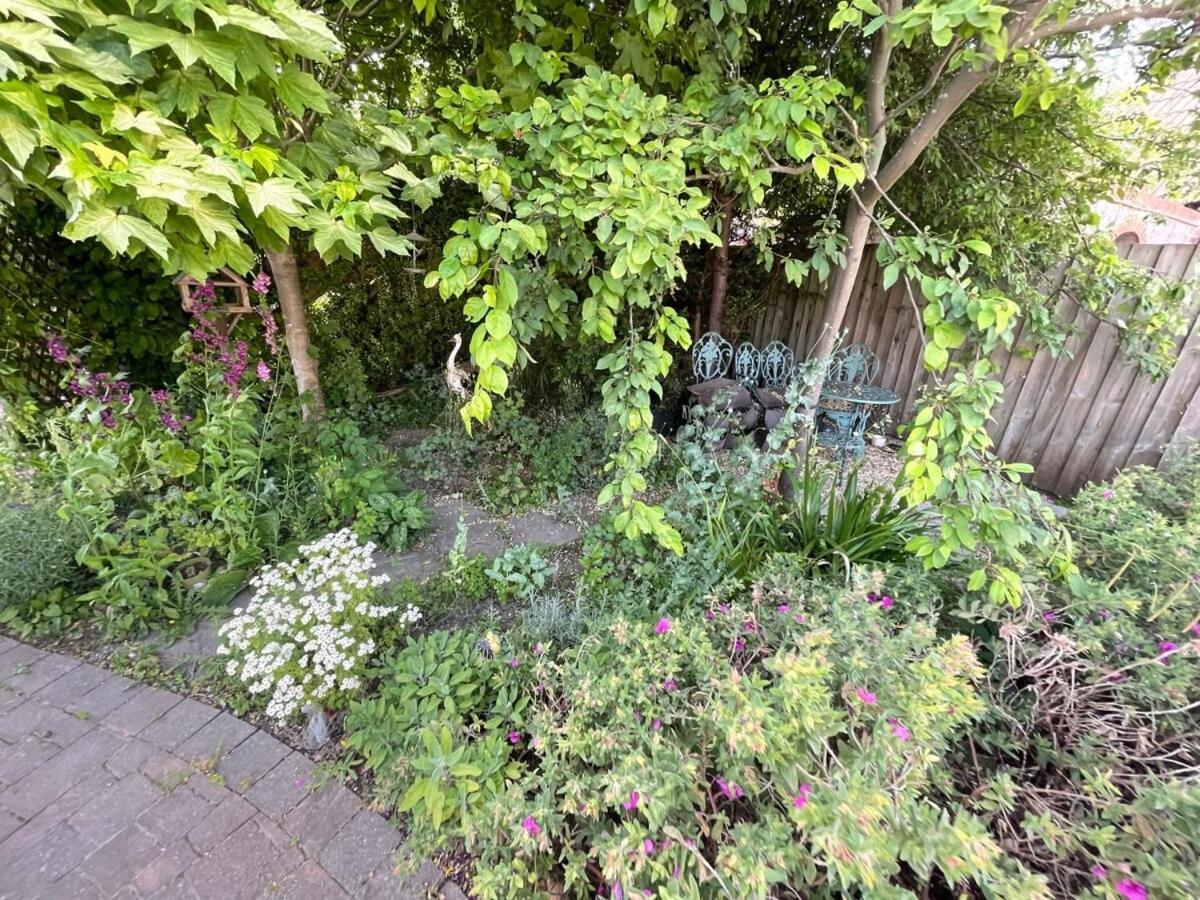 Large 4 Bedroom With Garden And Free Parking Holiday home *