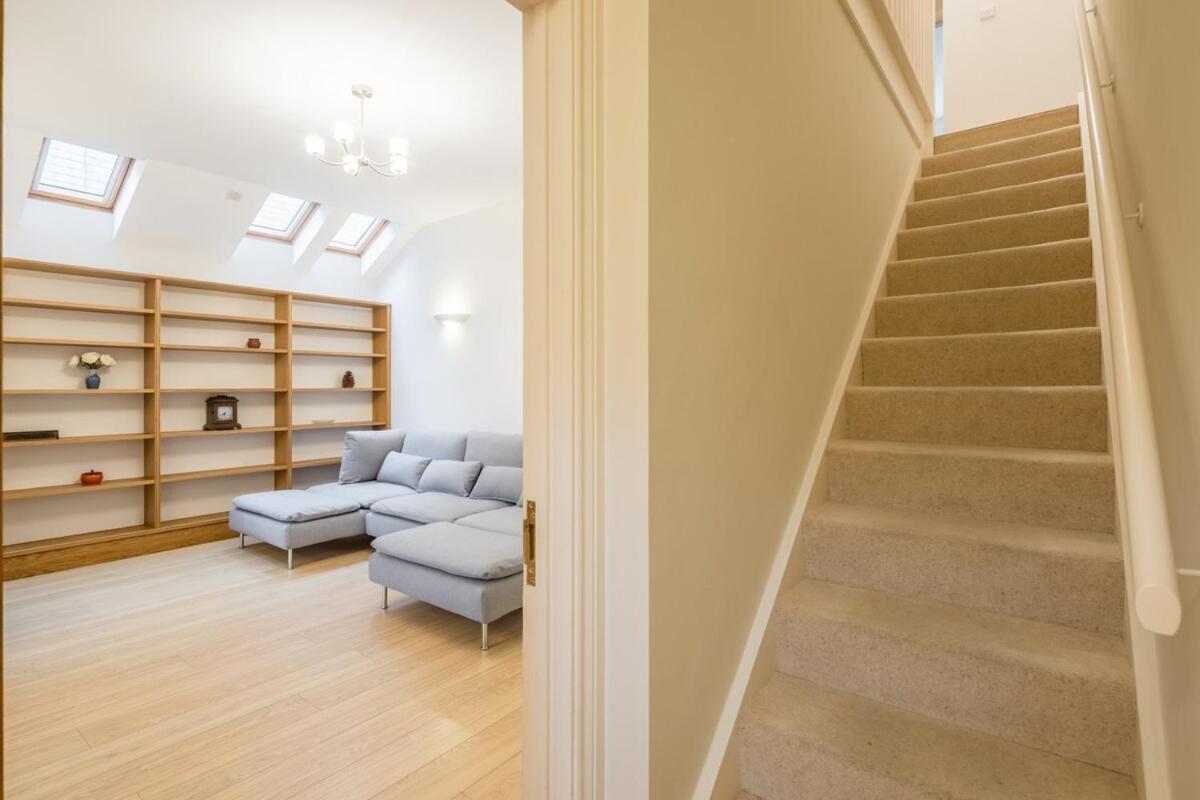 Holiday home Large 4 Bedroom With Garden And Free Parking *
