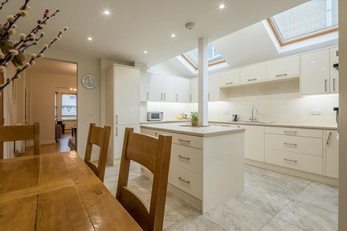 Large 4 Bedroom With Garden And Free Parking *