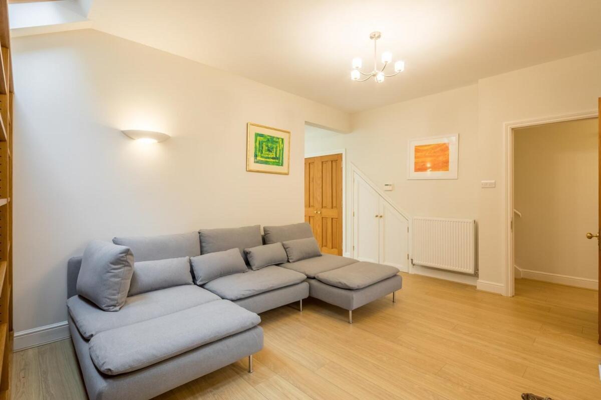 Large 4 Bedroom With Garden And Free Parking Holiday home *