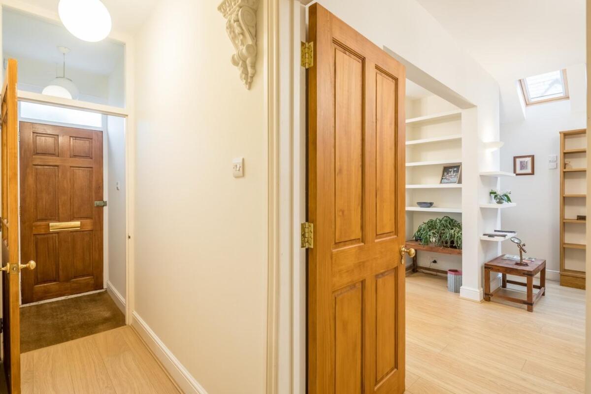 Holiday home Large 4 Bedroom With Garden And Free Parking