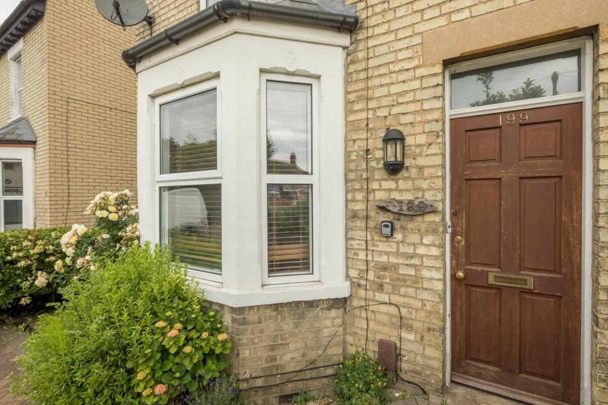 Holiday home Large 4 Bedroom With Garden And Free Parking *