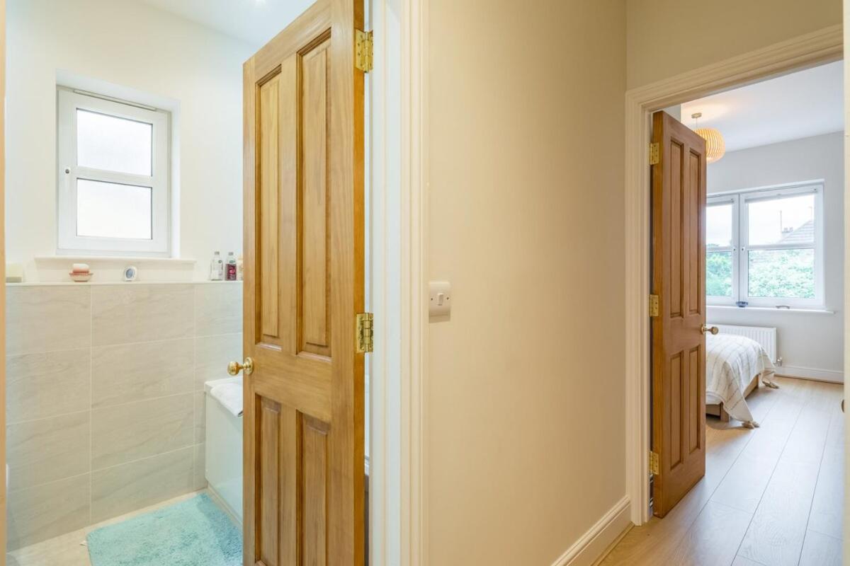 Large 4 Bedroom With Garden And Free Parking Holiday home *