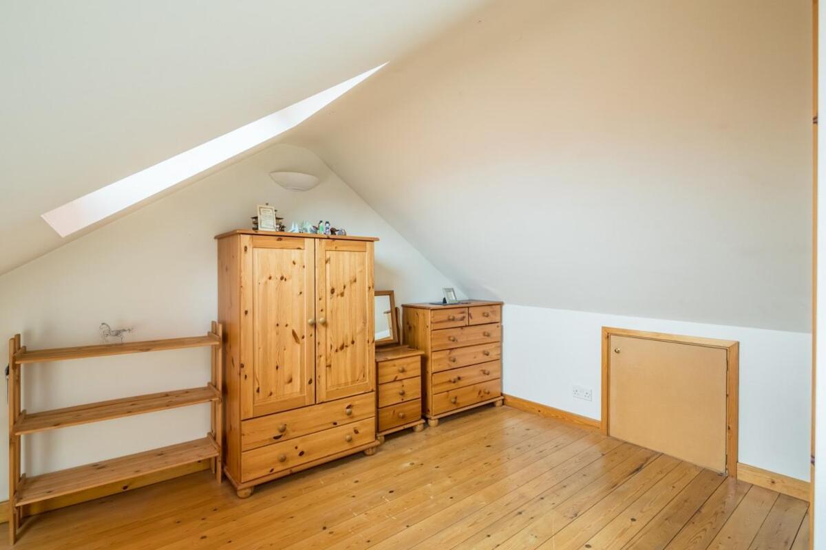Holiday home Large 4 Bedroom With Garden And Free Parking