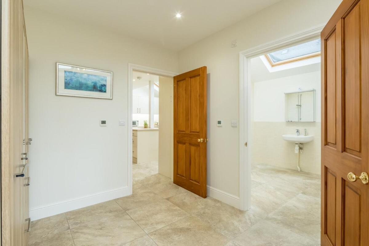 Large 4 Bedroom With Garden And Free Parking Holiday home