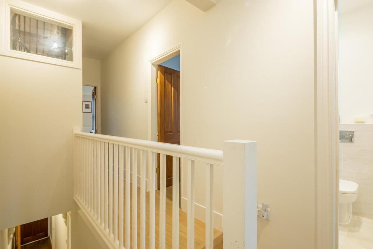 Holiday home Large 4 Bedroom With Garden And Free Parking *