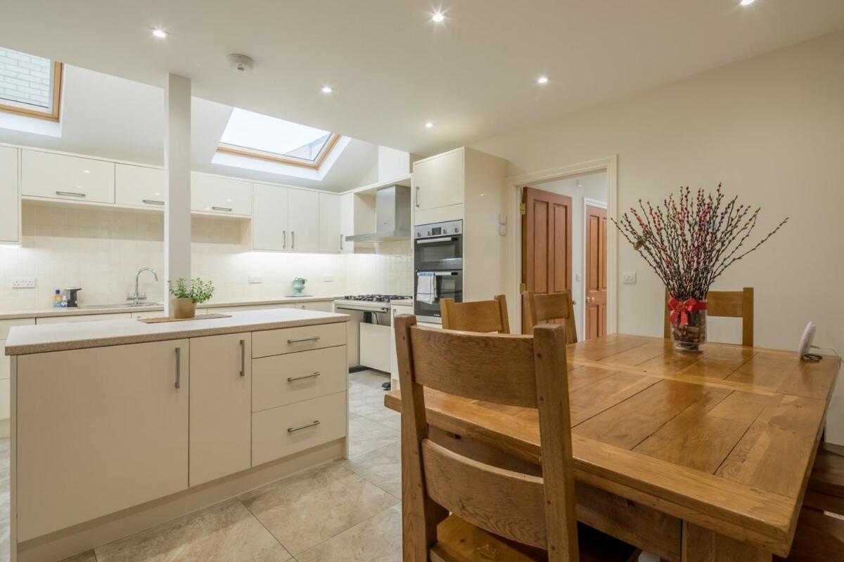Large 4 Bedroom With Garden And Free Parking Holiday home *