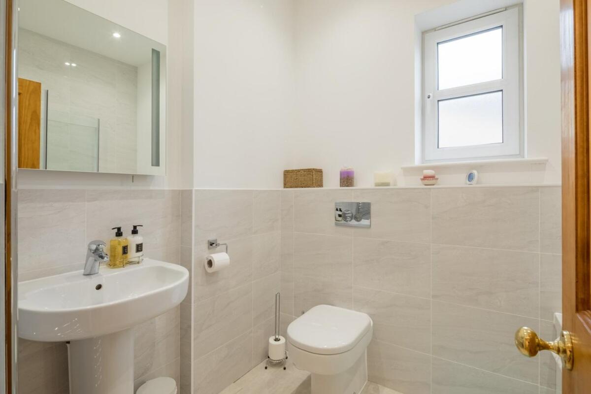 Holiday home Large 4 Bedroom With Garden And Free Parking