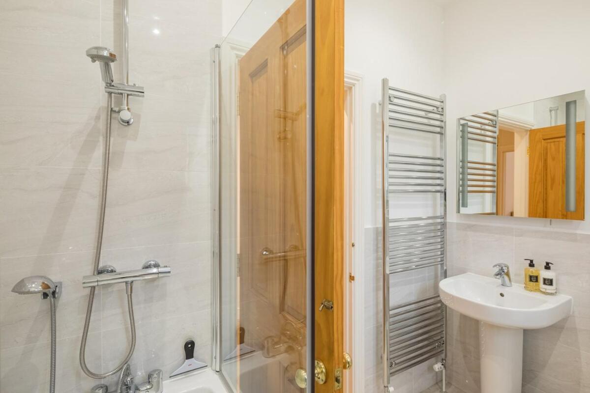 Large 4 Bedroom With Garden And Free Parking Holiday home Cambridge (Cambridgeshire)