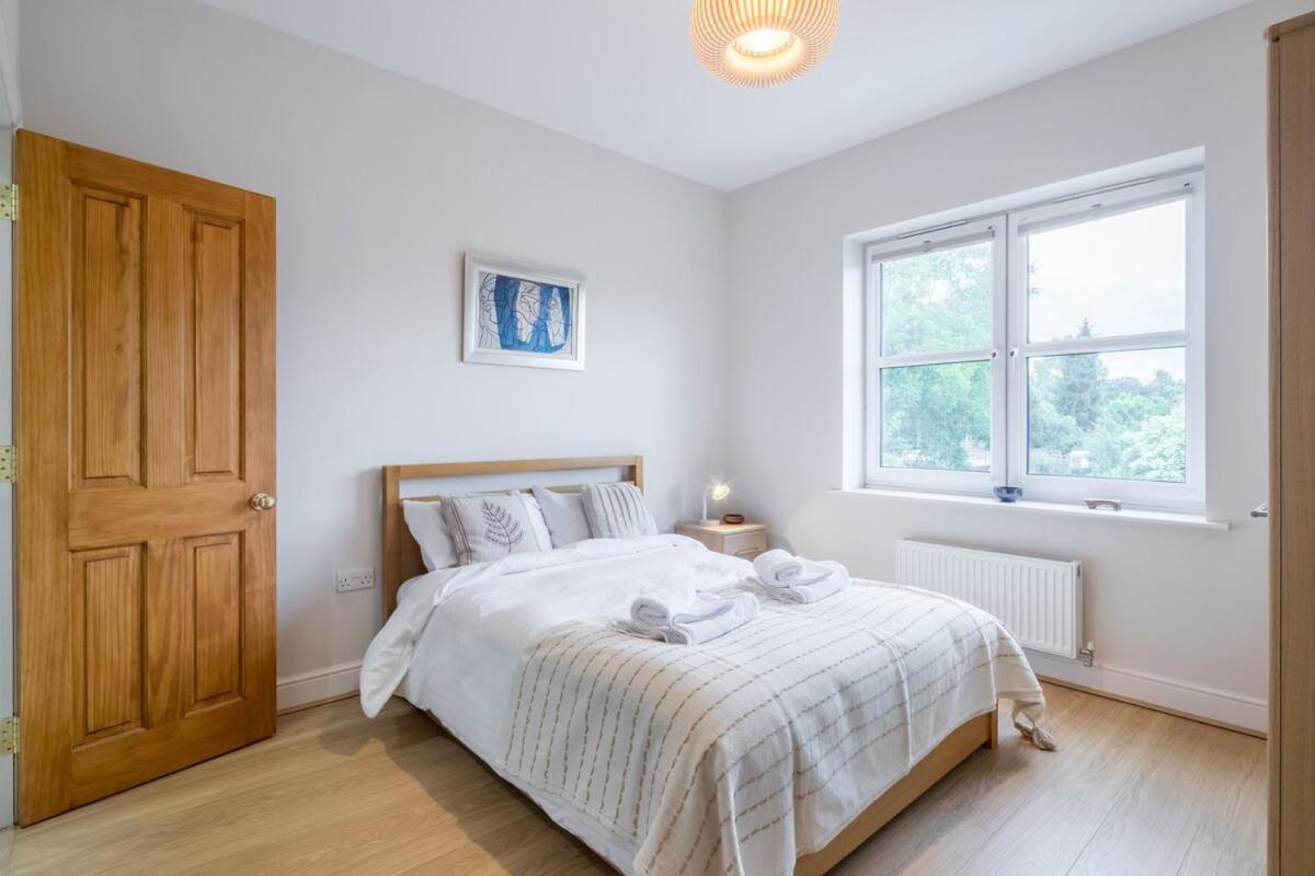 Holiday home Large 4 Bedroom With Garden And Free Parking