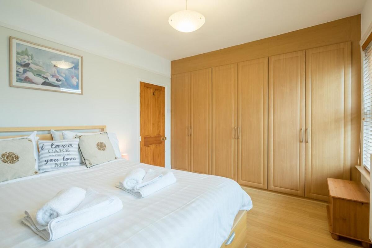 Holiday home Large 4 Bedroom With Garden And Free Parking *